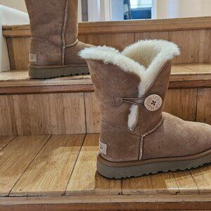 UGG short boots - women's size 38